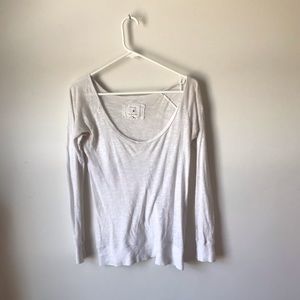 Off the shoulder long sleeve T-shirt